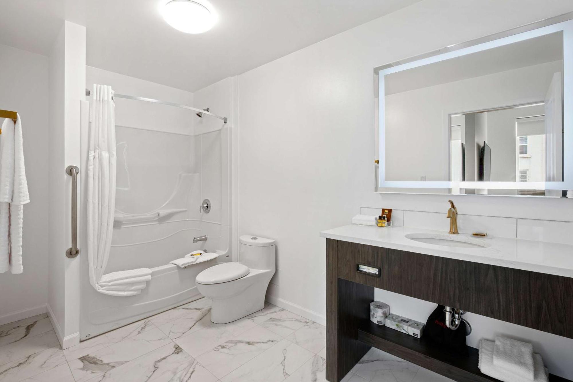 Crown Columbia Hotel; BW Premier Collection Trail Экстерьер фото
