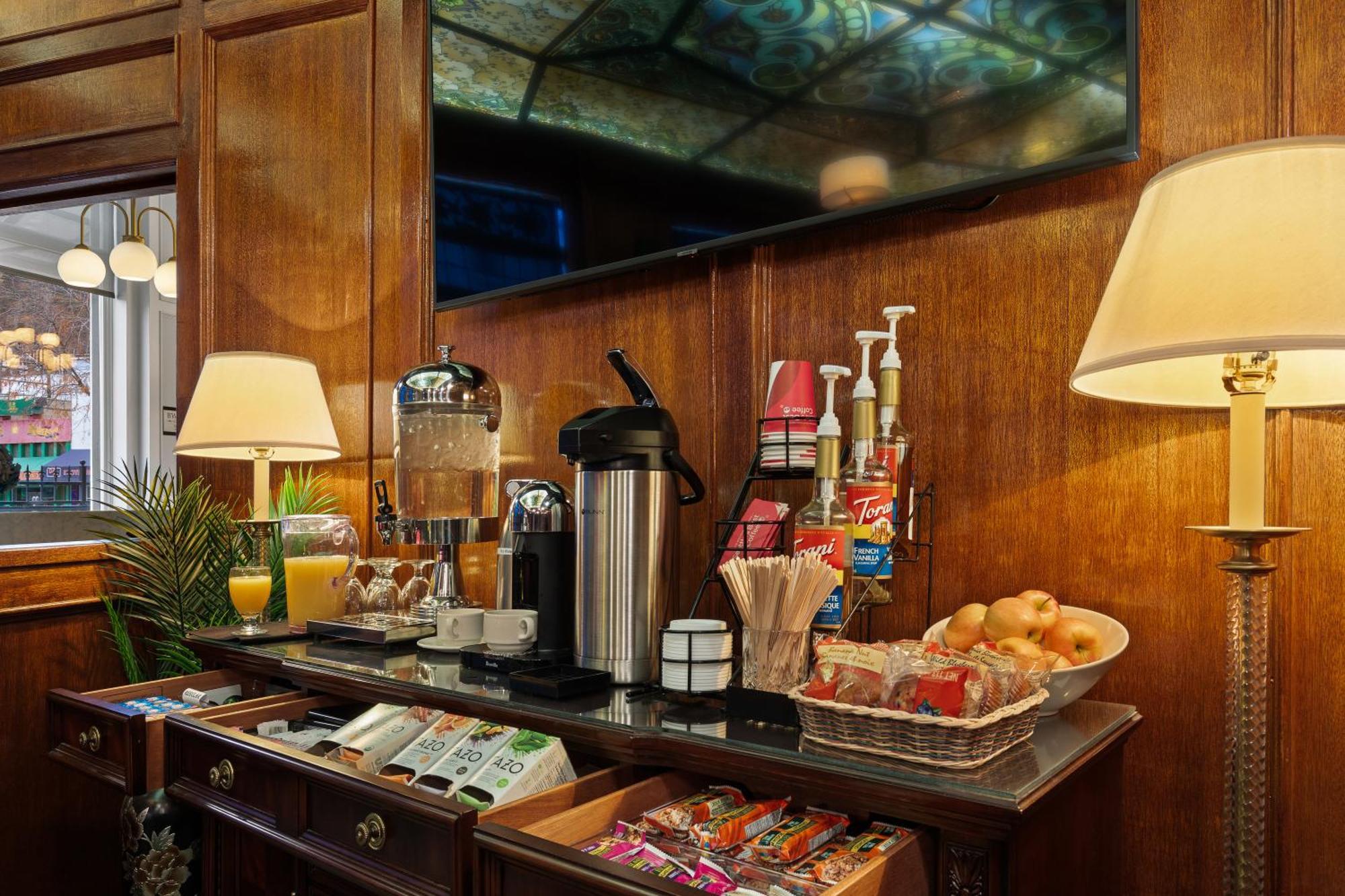 Crown Columbia Hotel; BW Premier Collection Trail Экстерьер фото